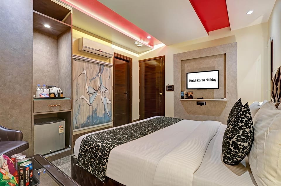 Bed, TV and multimedia, Kitchen or kitchenette, Living room, Photo of the whole room, Seating area, Bedroom, hair dresser, minibar