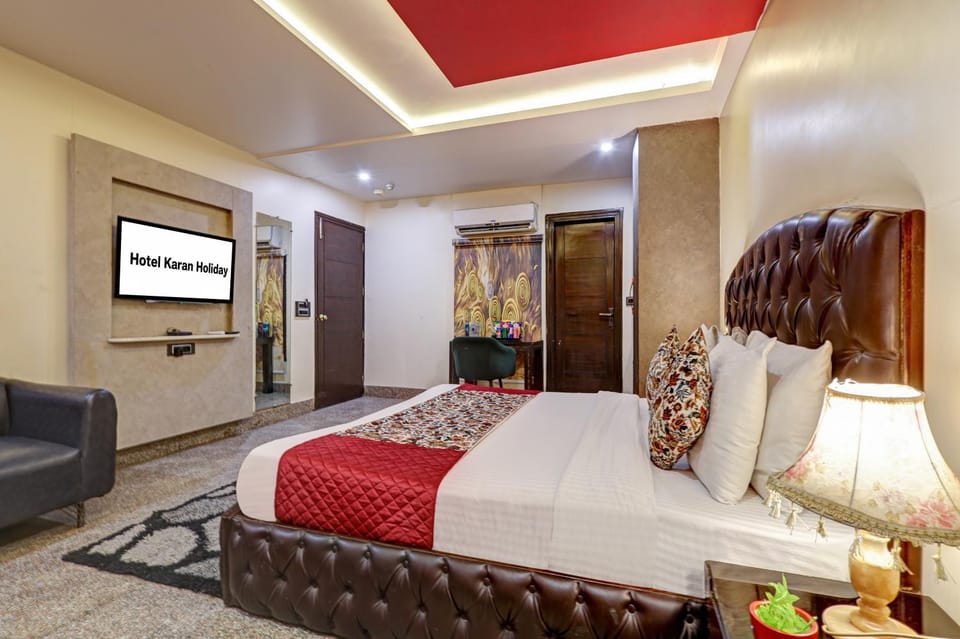 Communal lounge/ TV room, Bed, TV and multimedia, Living room, Photo of the whole room, Seating area, Evening entertainment, Bedroom