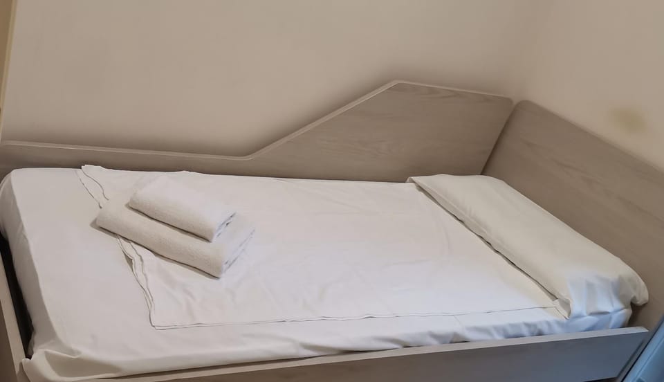 Bedroom, towels