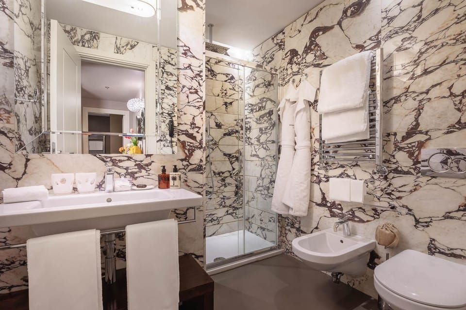 Shower, Toilet, Bathroom, bidet, towels