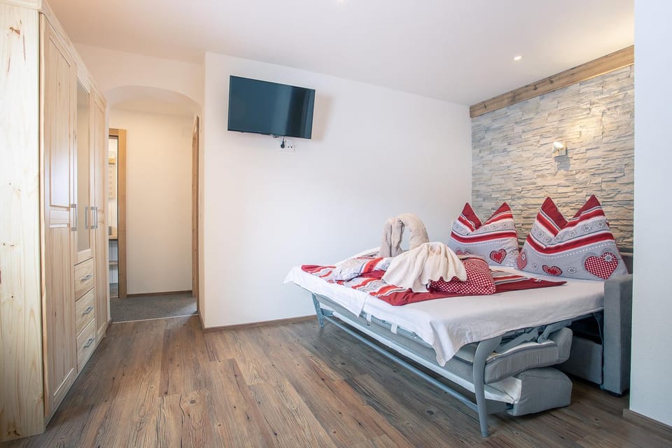 Bed, TV and multimedia, Photo of the whole room, Decorative detail