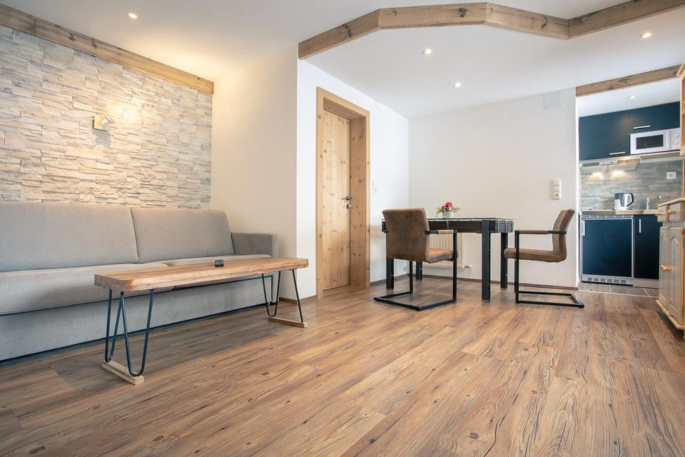Bed, Kitchen or kitchenette, Living room, Seating area, Dining area