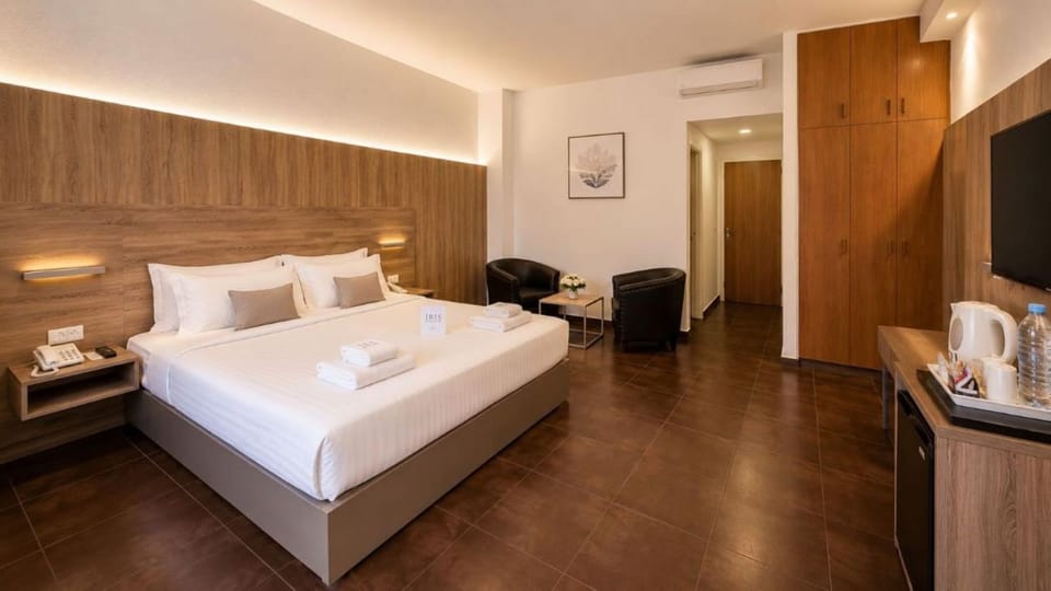 Bed, Coffee/tea facilities, Photo of the whole room, Seating area, Bedroom, wardrobe