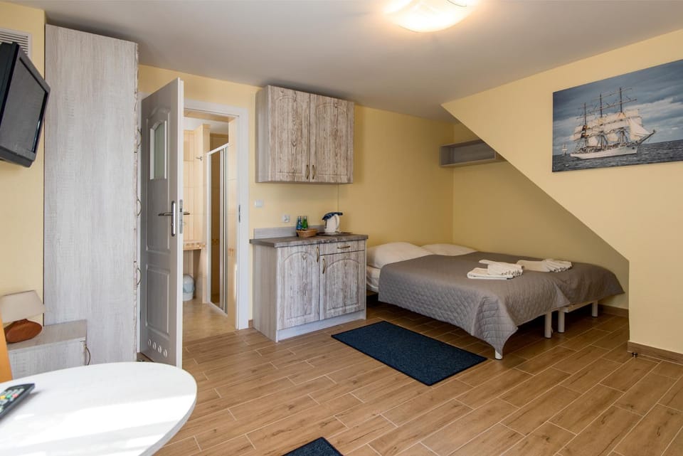 Bed, Kitchen or kitchenette, Photo of the whole room, Bedroom, towels