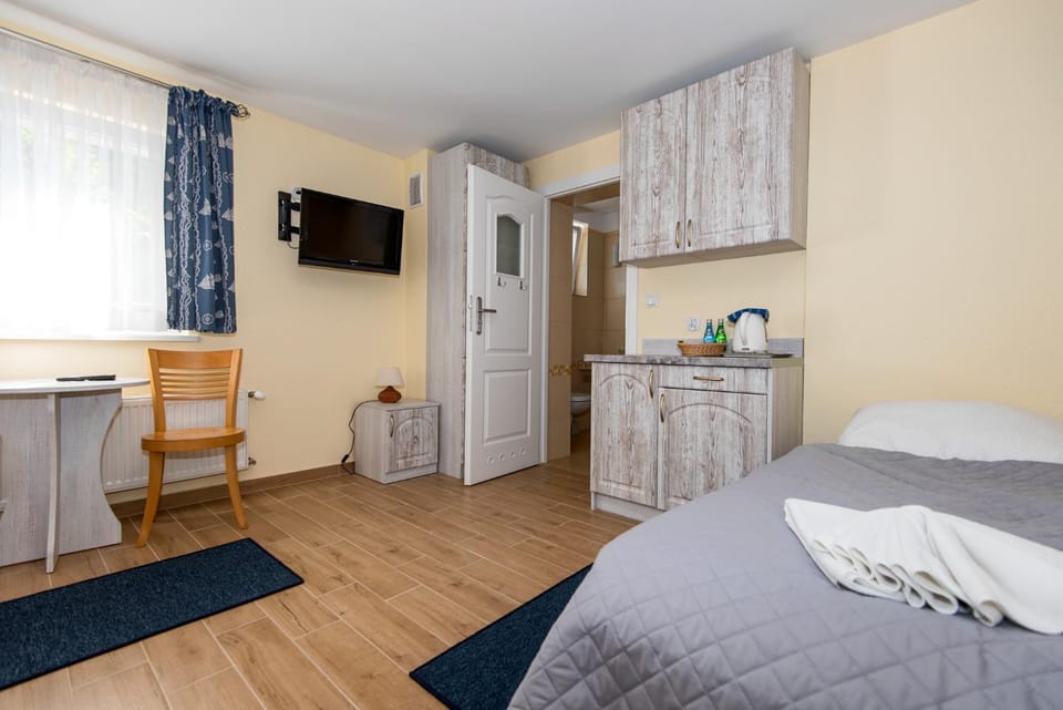 Bed, TV and multimedia, Kitchen or kitchenette, Photo of the whole room, Bedroom