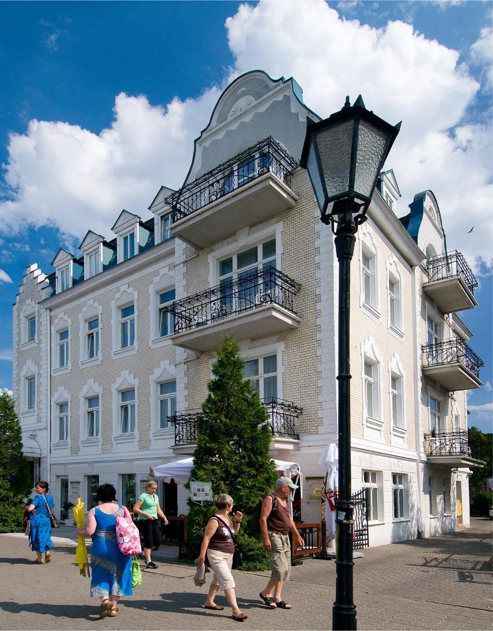 Property building, Day, City view, Location