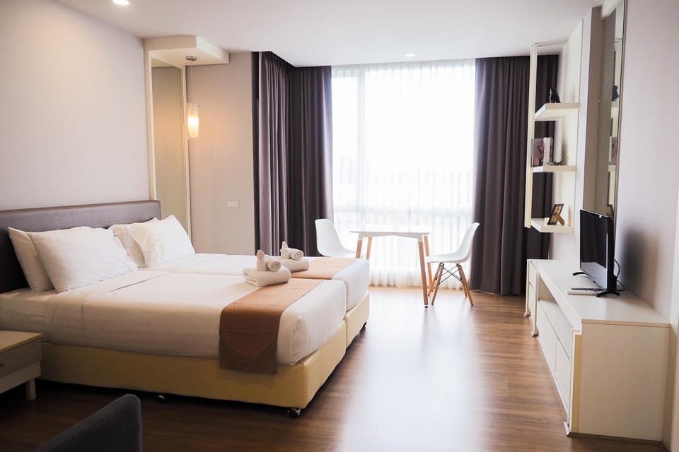Bed, Seating area, Bedroom