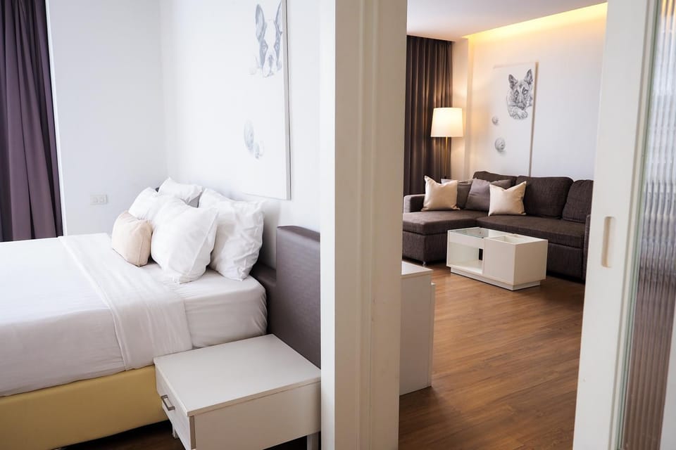 Bed, Living room, Photo of the whole room, Seating area, Bedroom