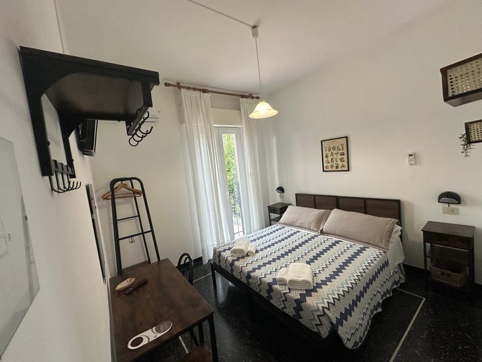 Bed, TV and multimedia, Bedroom