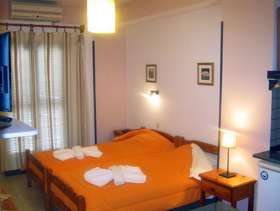 Bed, Kitchen or kitchenette, Photo of the whole room, Bedroom