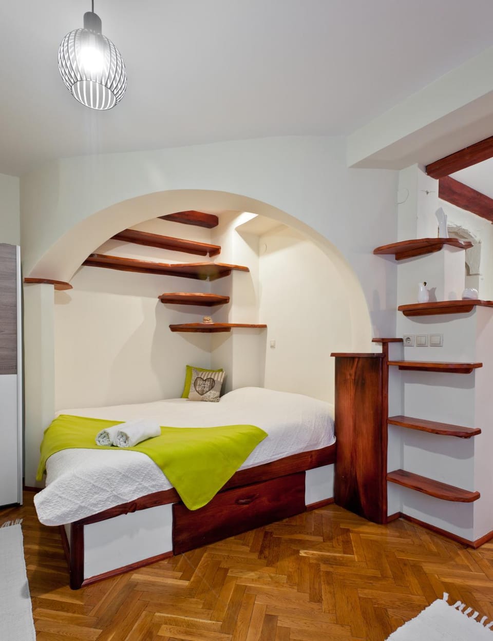 Bed, Day, Decorative detail
