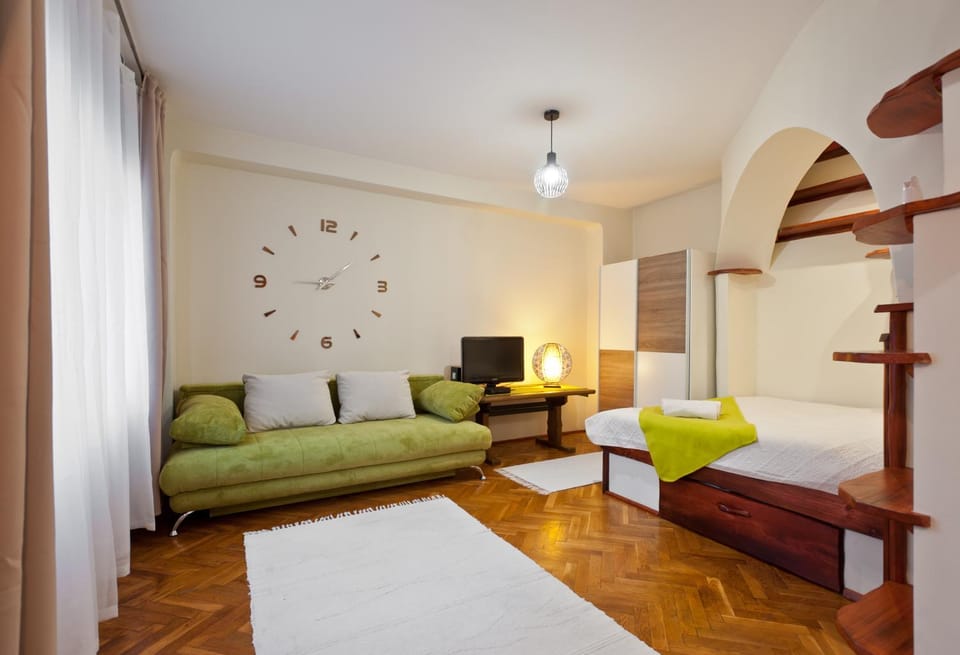Bed, Day, Photo of the whole room, Decorative detail