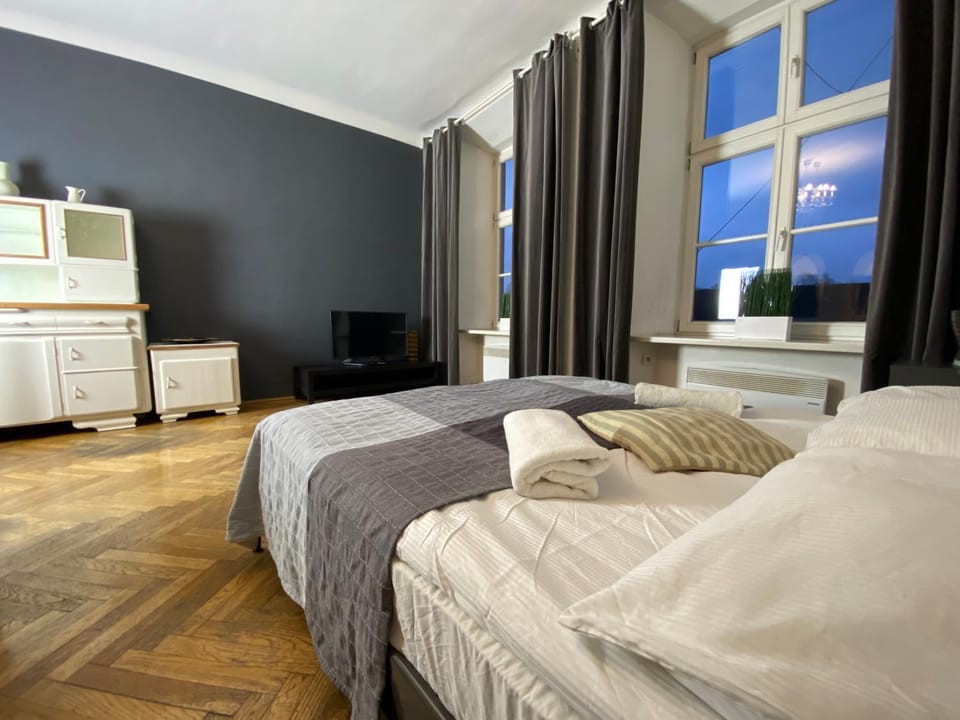Bed, TV and multimedia, Photo of the whole room