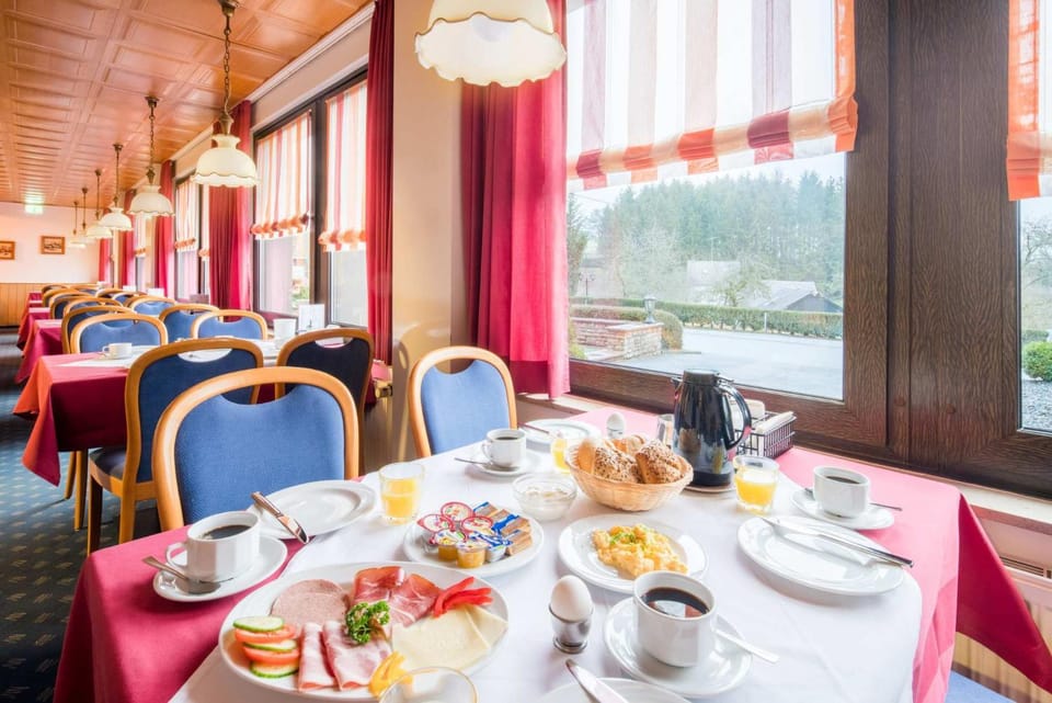 Restaurant/places to eat, Breakfast, Continental breakfast, Buffet breakfast