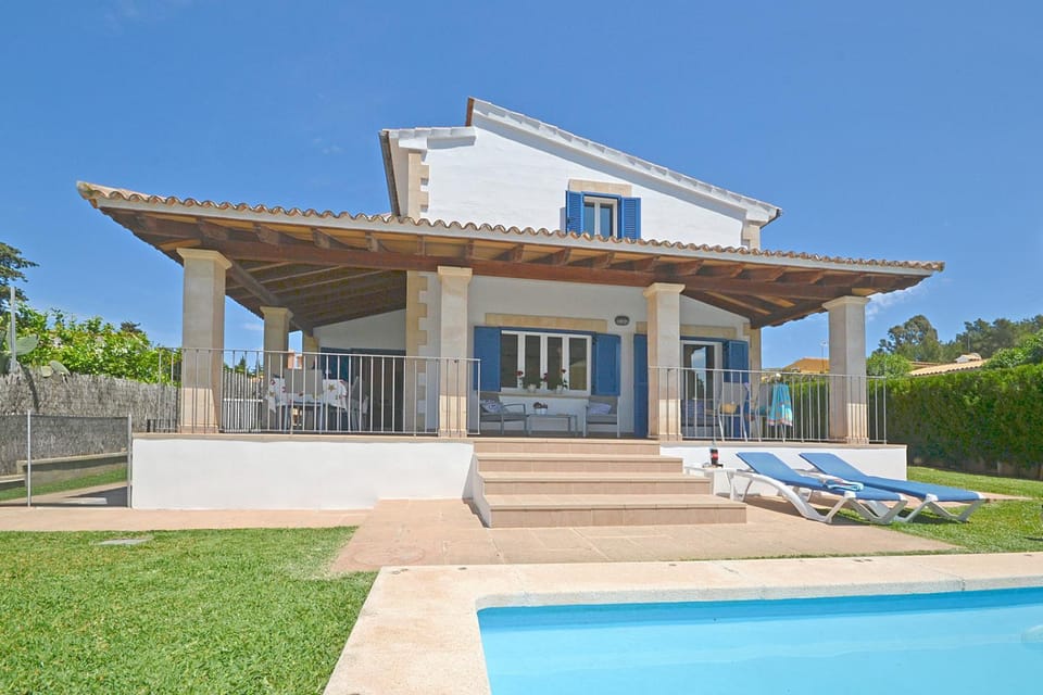 Facade/entrance, Balcony/Terrace, Swimming pool