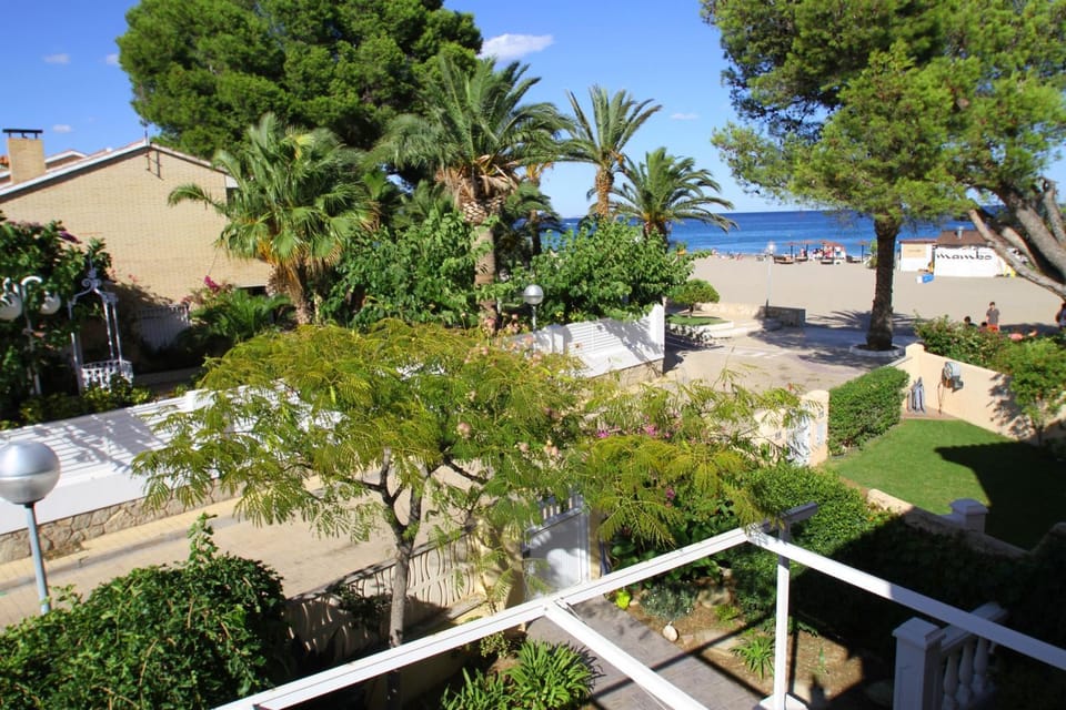 Sea view, Street view