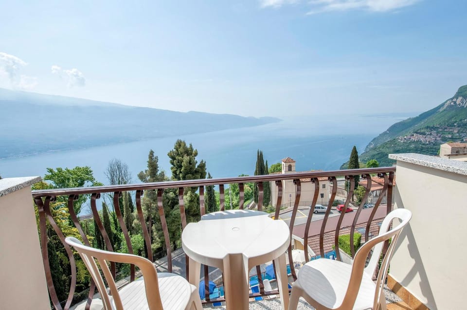 Balcony/Terrace, Lake view