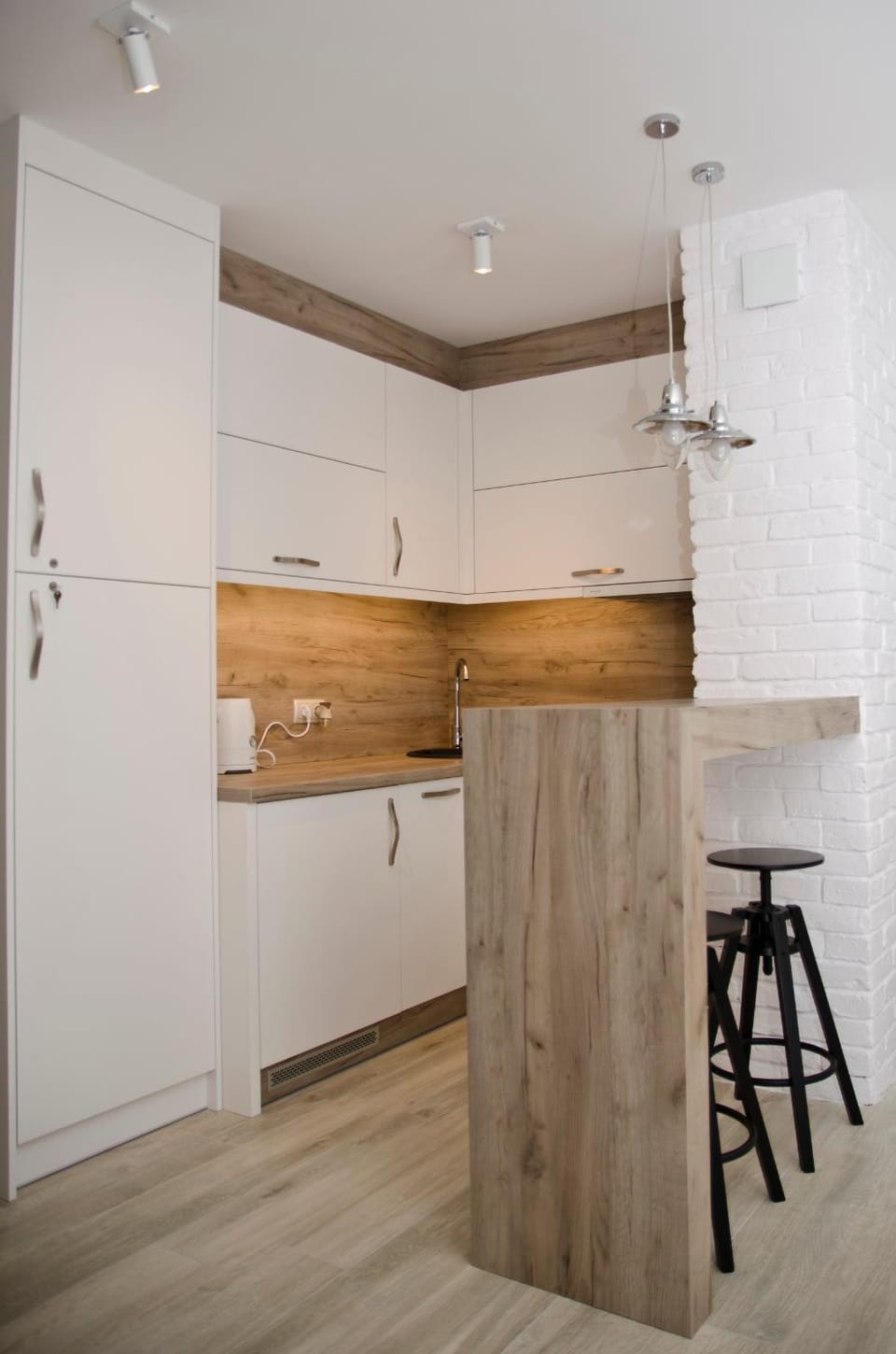 Night, Coffee/tea facilities, Kitchen or kitchenette, Food and drinks, Dining area, Non alcoholic drinks