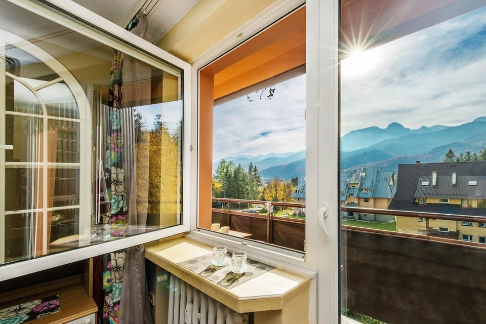 TV and multimedia, Balcony/Terrace, Living room, Photo of the whole room, Seating area, Bedroom, Autumn, Mountain view