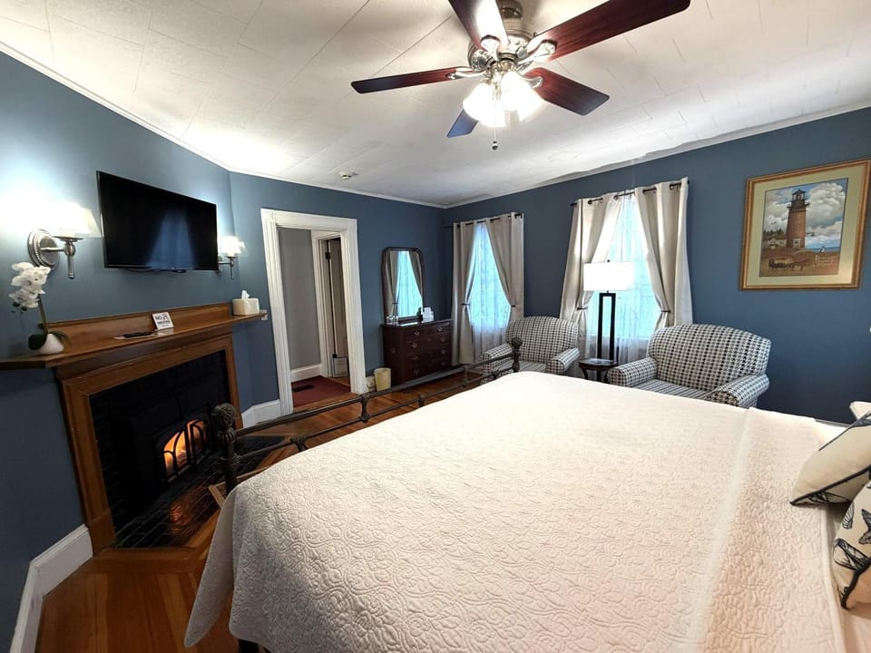 TV and multimedia, Photo of the whole room, Bedroom, fireplace