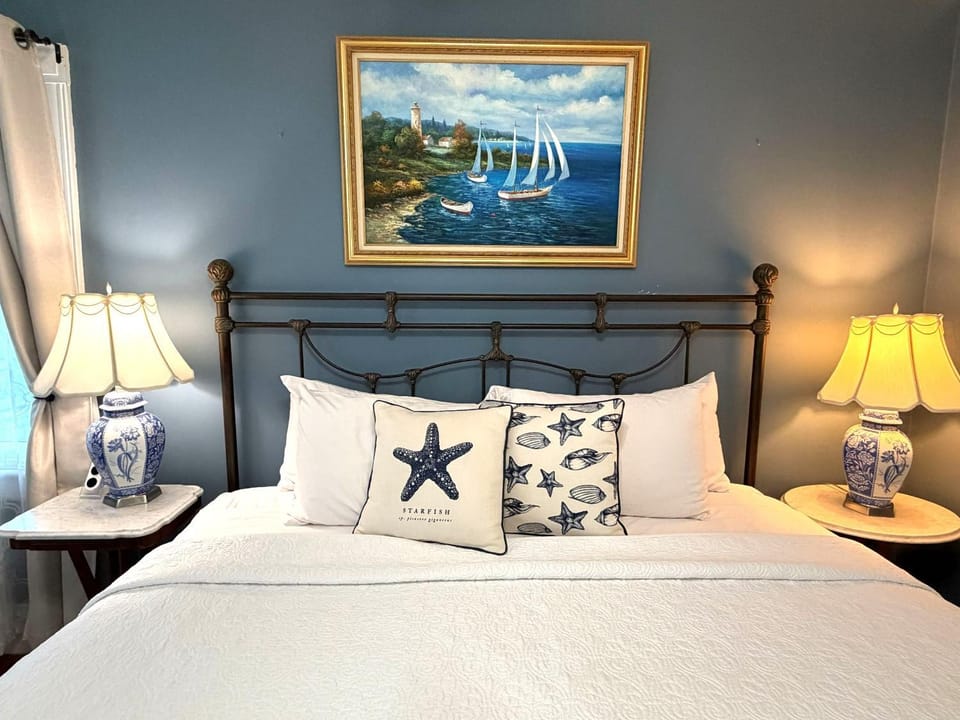 Bed, Decorative detail, Bedroom