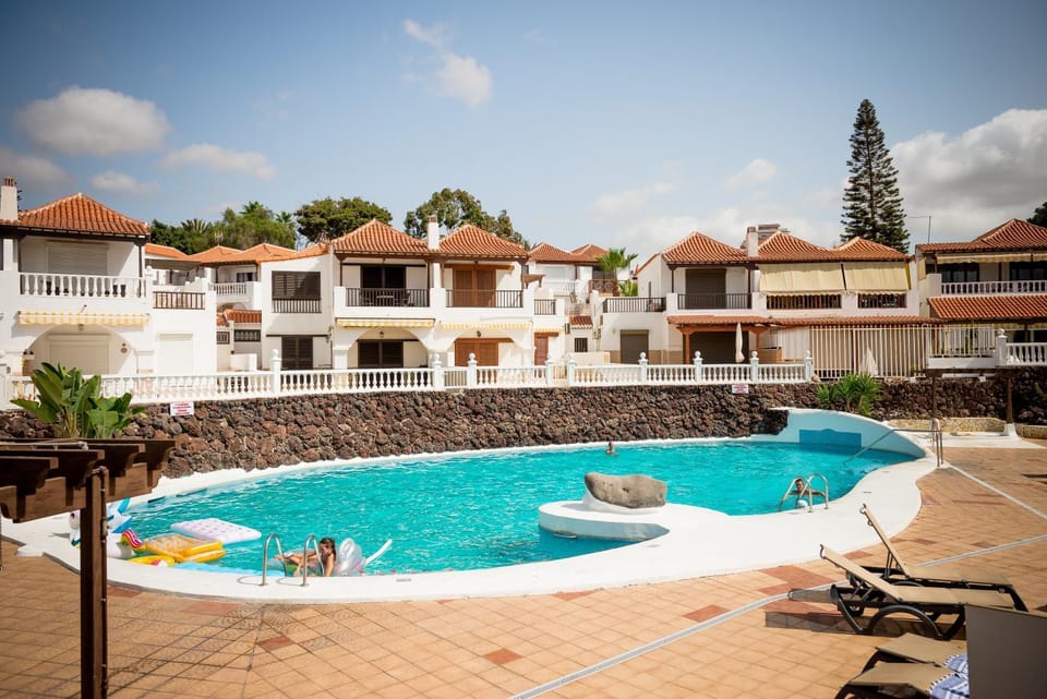 Property building, Restaurant/places to eat, Day, Swimming pool, sunbed