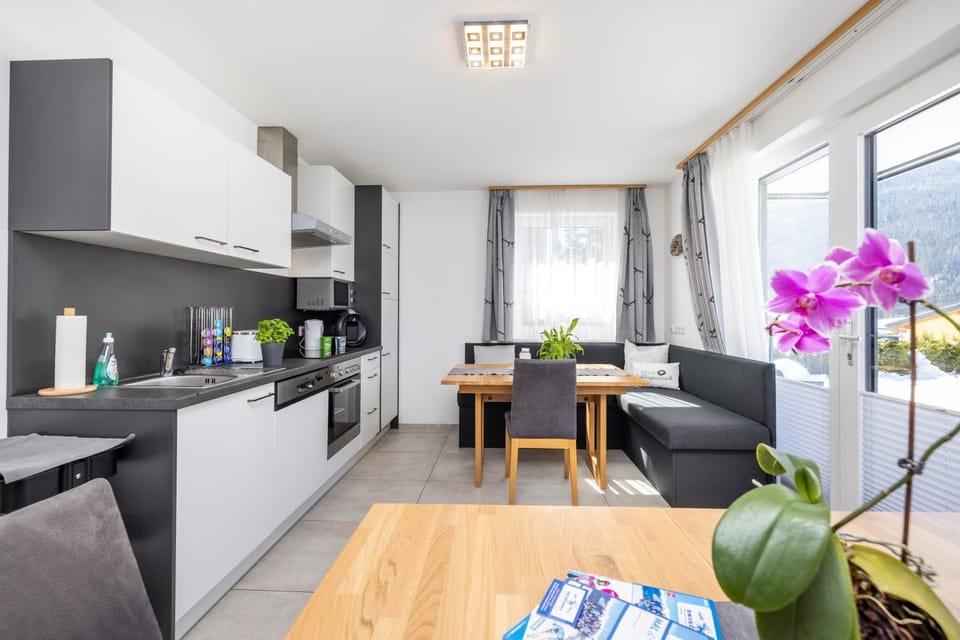 Kitchen or kitchenette, Living room, Seating area, Dining area, Communal kitchen
