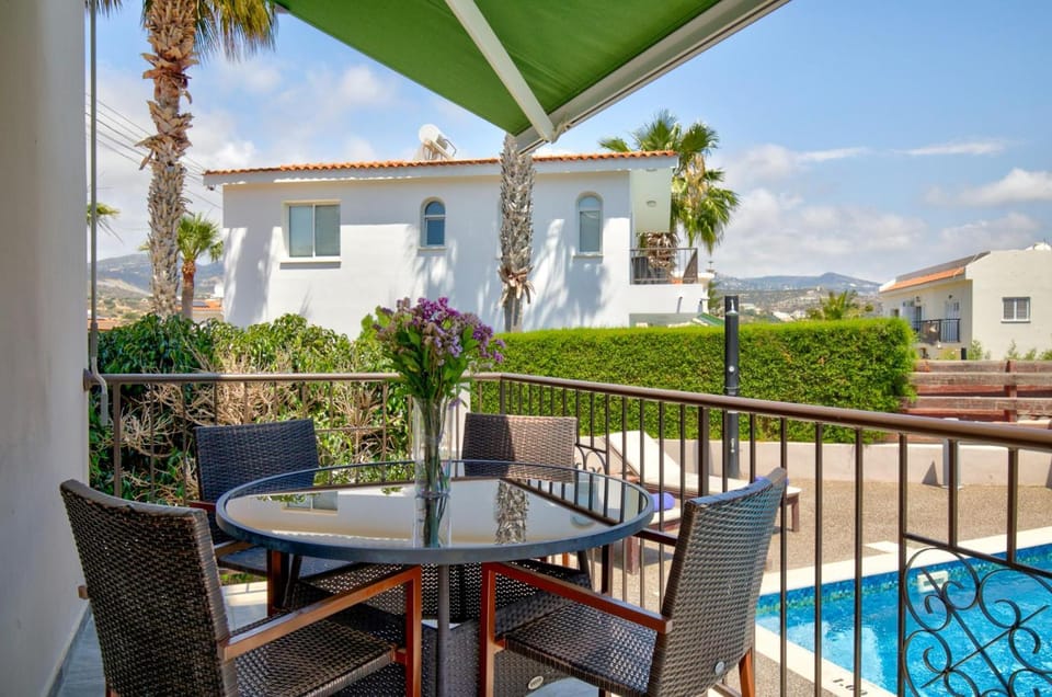 Property building, Balcony/Terrace, Pool view