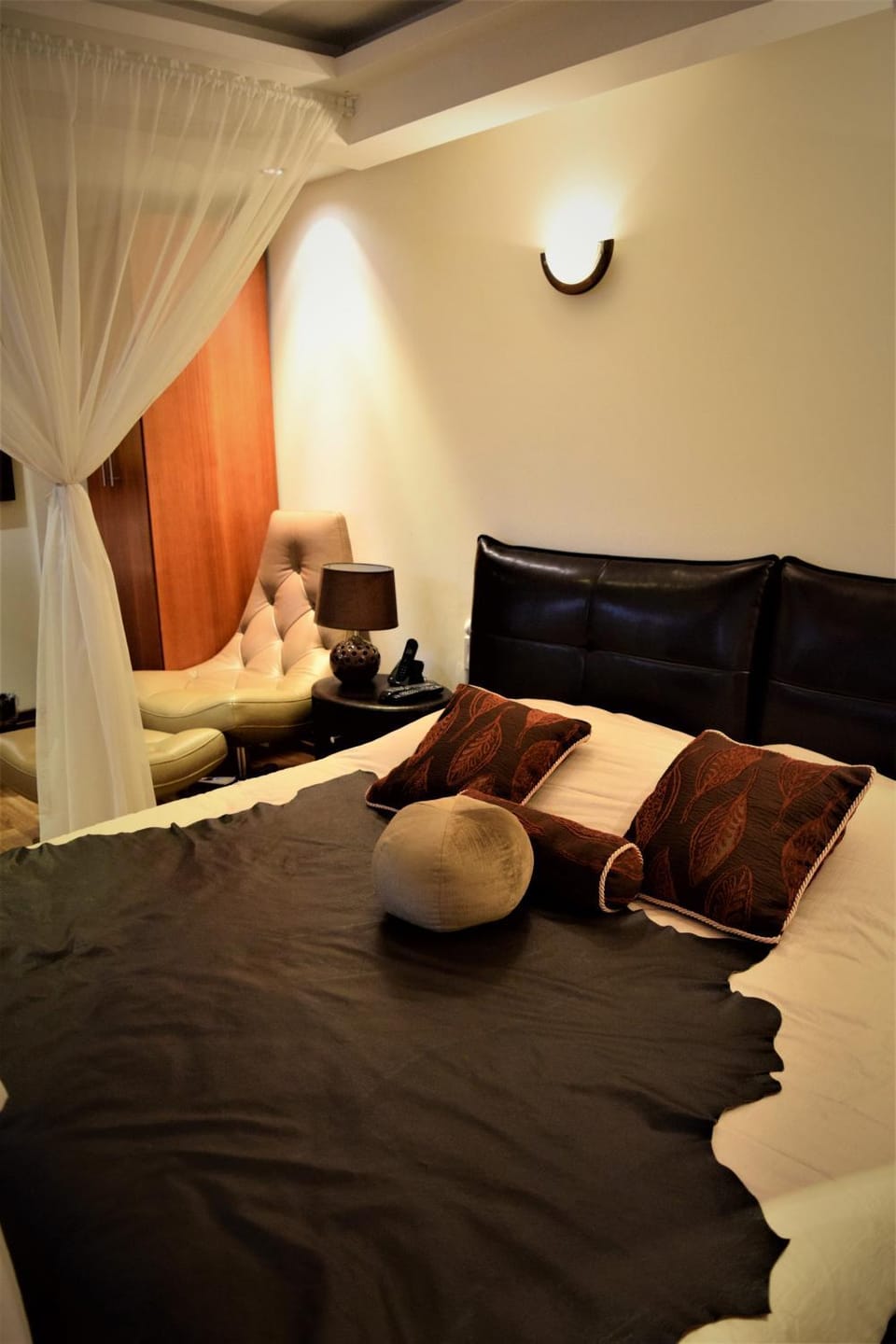 Bed, Day, Photo of the whole room, Decorative detail, Bedroom