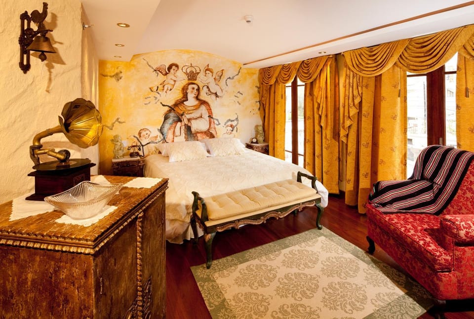 Bed, Day, Photo of the whole room, Decorative detail, Bedroom