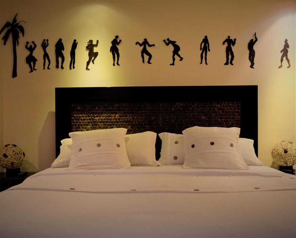 Bed, Day, Photo of the whole room, Decorative detail, Bedroom