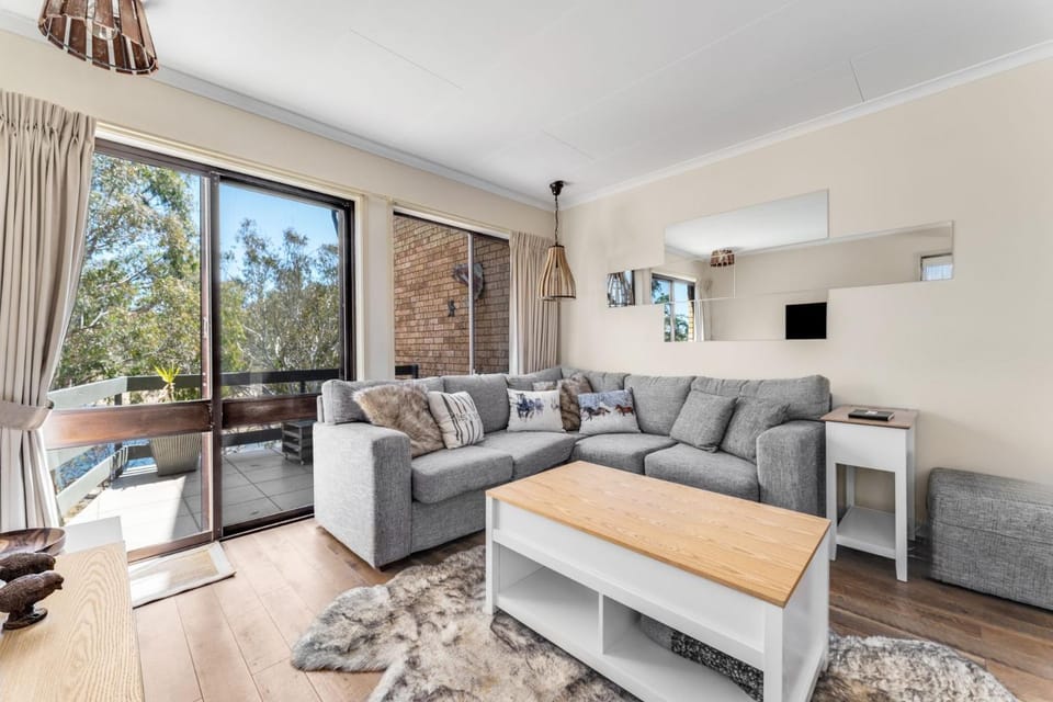 Lakeside Townhouse - 2BR Modern Townhouse l Lake Views l Balcony l Walking Distance To Town House in East Jindabyne