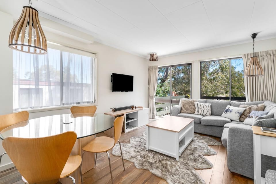 Lakeside Townhouse - 2BR Modern Townhouse l Lake Views l Balcony l Walking Distance To Town House in East Jindabyne