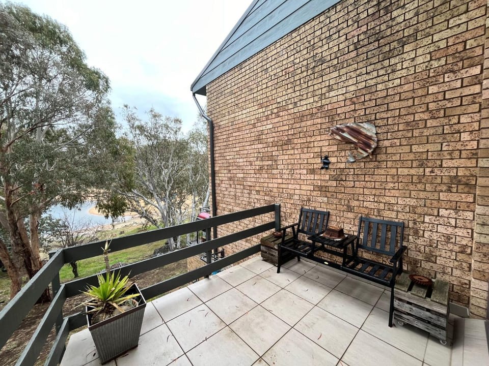 Lakeside Townhouse - 2BR Modern Townhouse l Lake Views l Balcony l Walking Distance To Town House in East Jindabyne