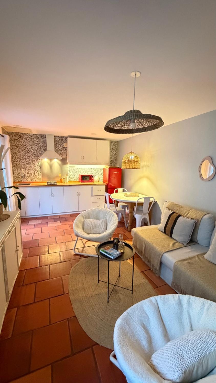 Kitchen or kitchenette, Living room, Seating area, Dining area