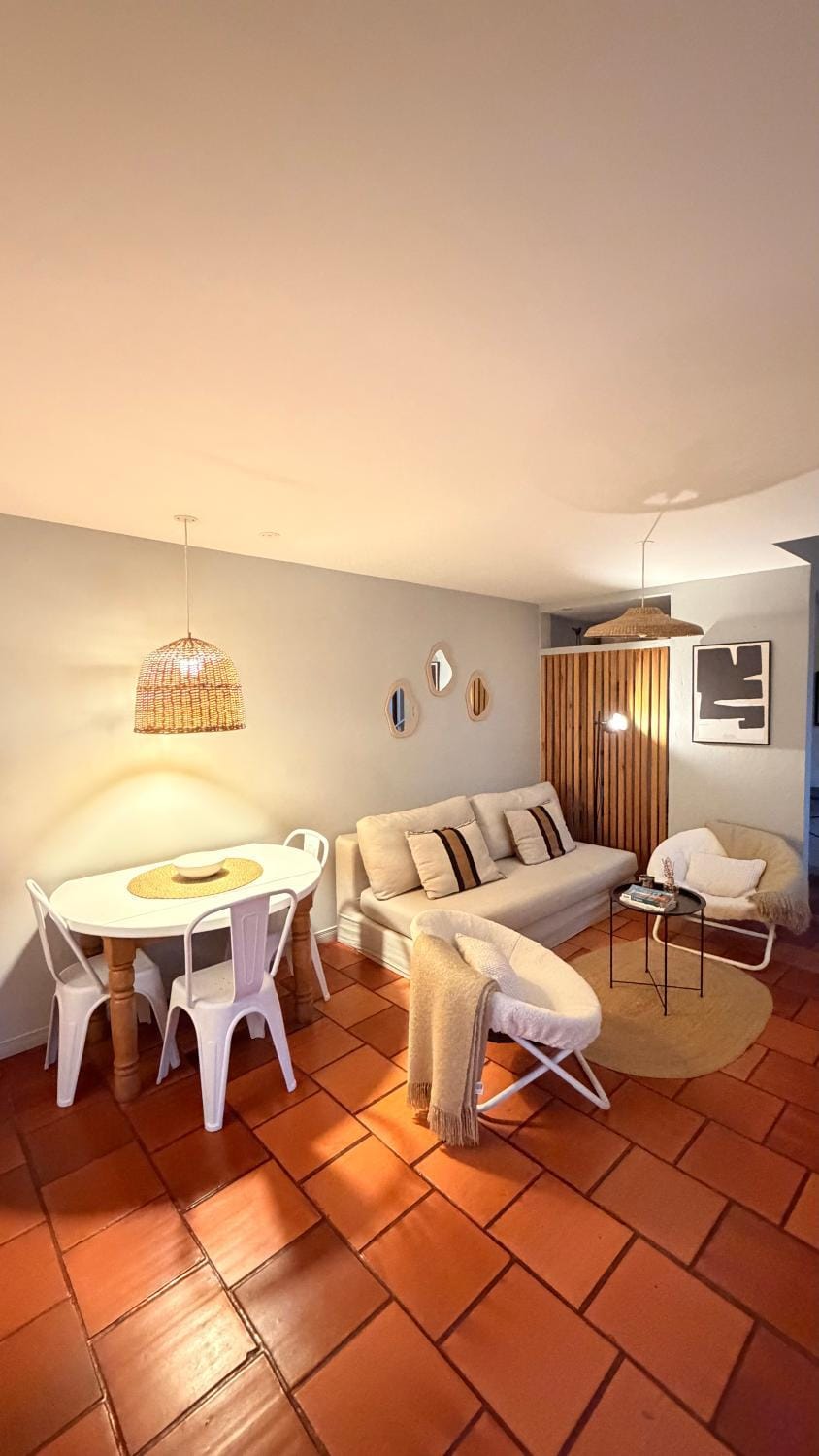 Bed, Night, Living room, Dining area
