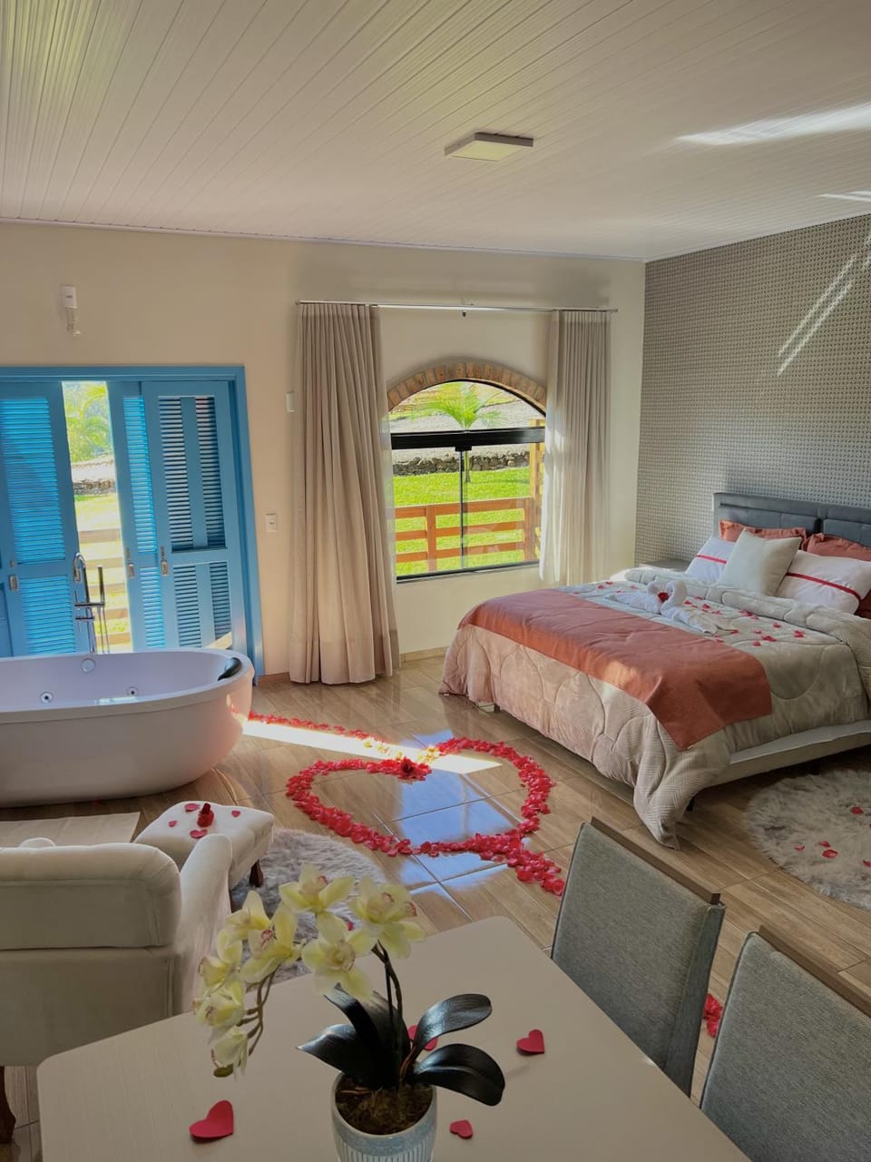 Photo of the whole room, Bedroom