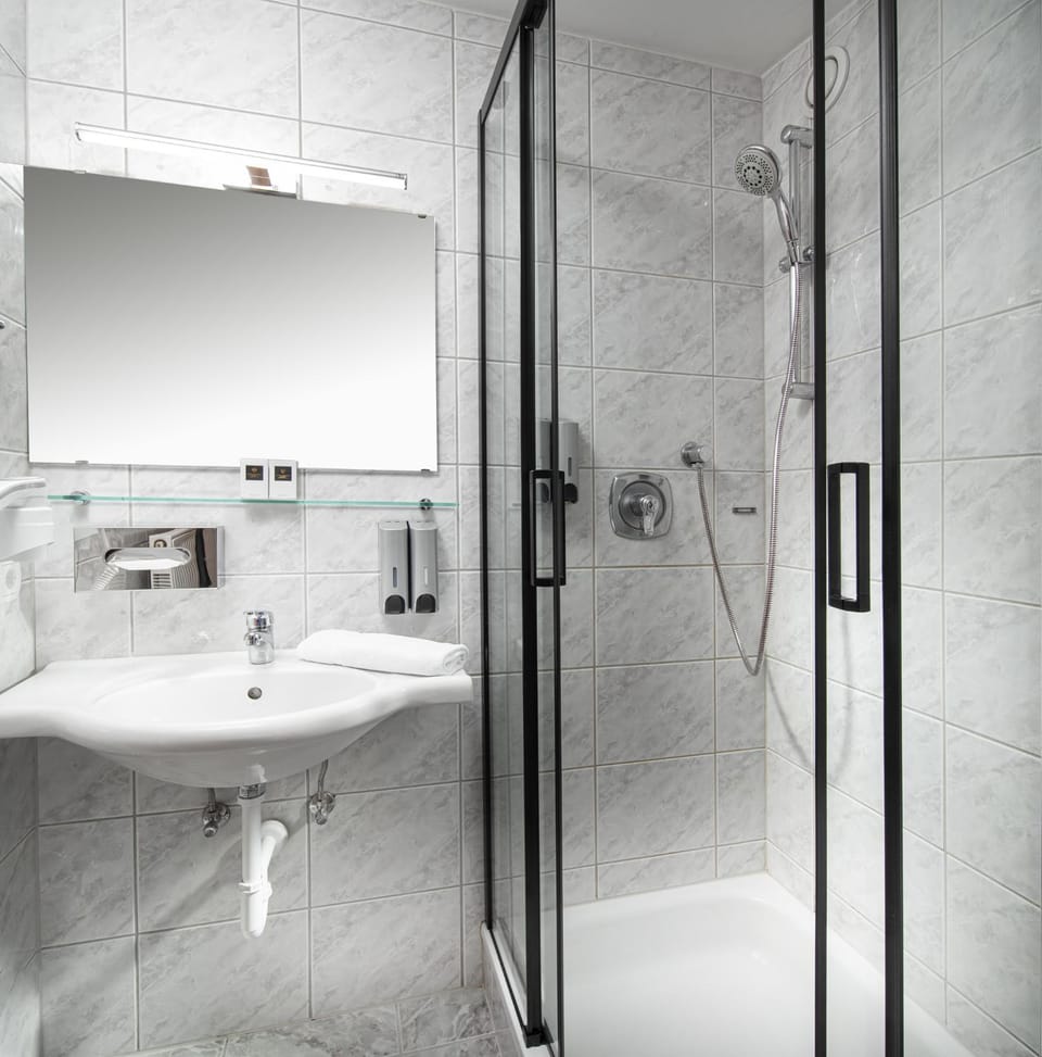 Shower, Bathroom, towels