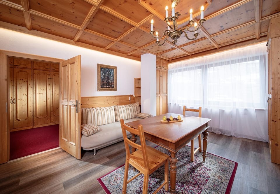 Bed, TV and multimedia, Living room, Photo of the whole room, Seating area, Dining area, Bedroom