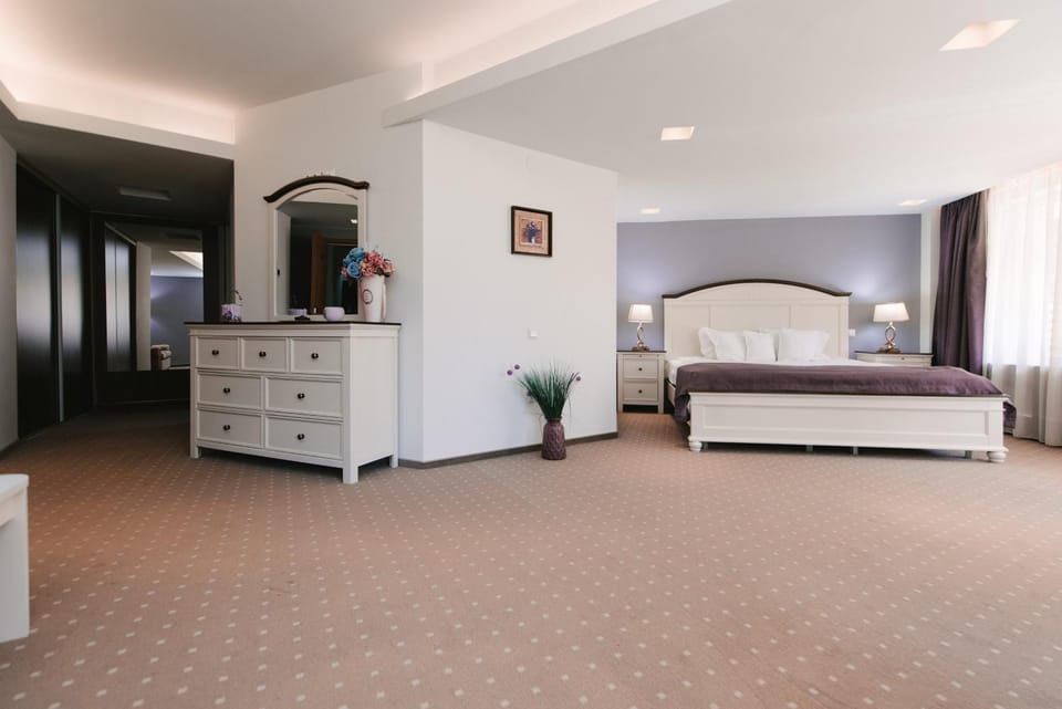 Bed, Living room, Photo of the whole room, Bedroom
