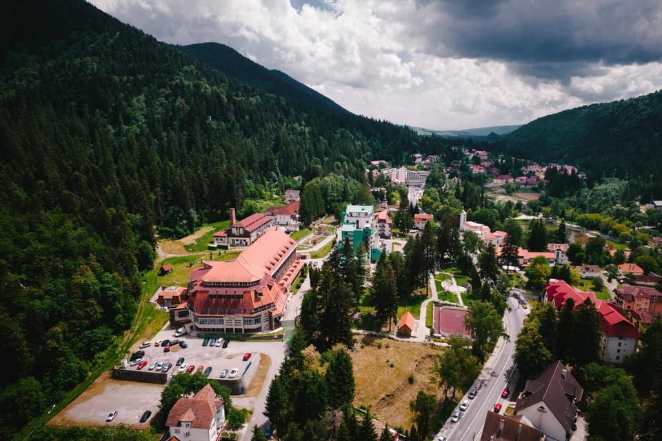 Property building, Nearby landmark, Natural landscape, Bird's eye view, City view, Mountain view, Street view