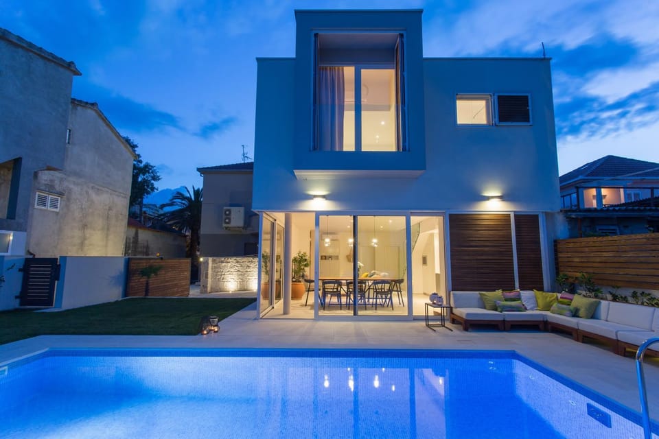Property building, Swimming pool, Swimming pool