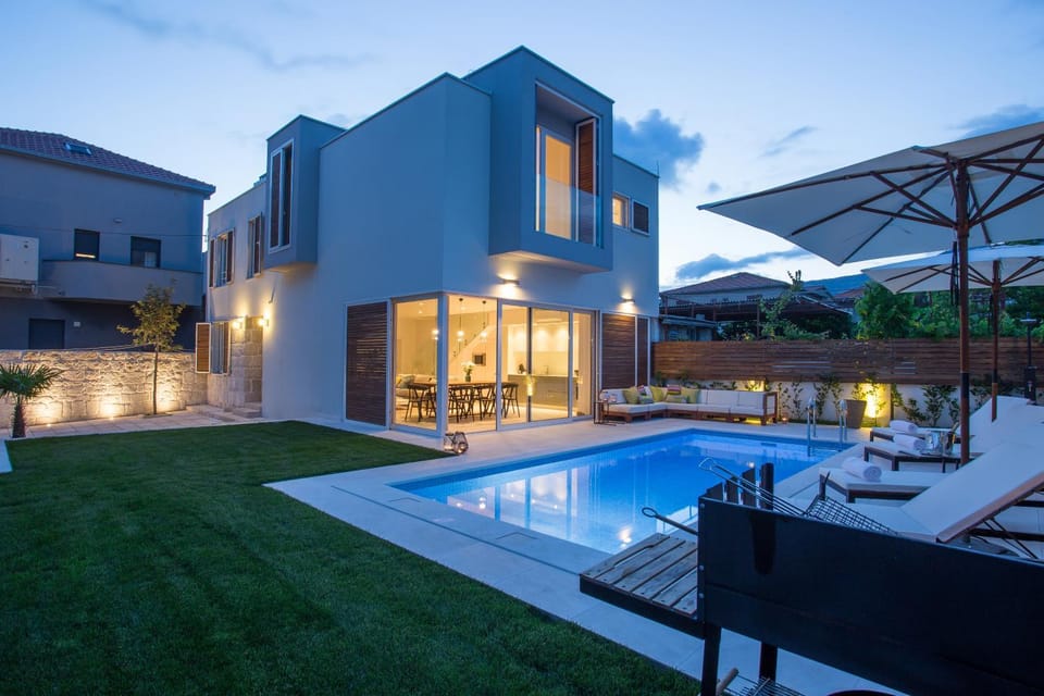 Property building, Patio, Garden, Balcony/Terrace, Pool view, Swimming pool, Swimming pool