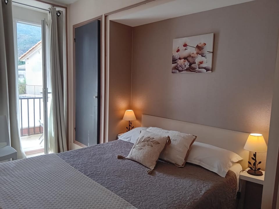 Bed, Photo of the whole room, Bedroom, Mountain view