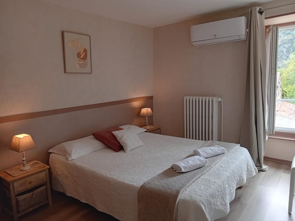 Bed, Photo of the whole room, Bedroom, Mountain view