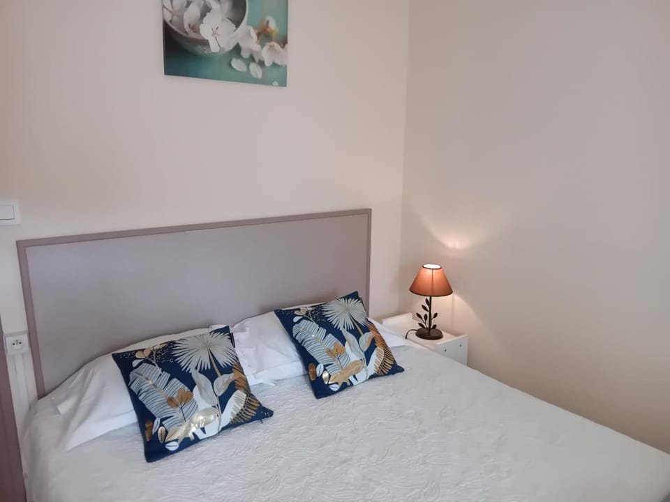 Bed, Photo of the whole room, Bedroom, Mountain view