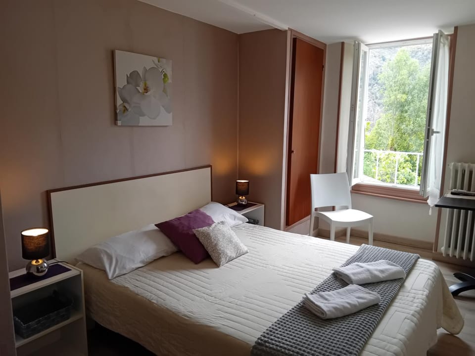 Bed, Photo of the whole room, Bedroom, Mountain view
