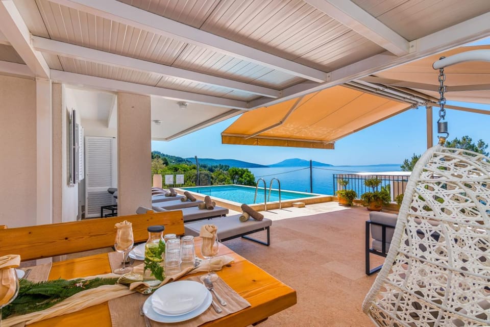 Property building, Restaurant/places to eat, Swimming pool, Breakfast, sunbed