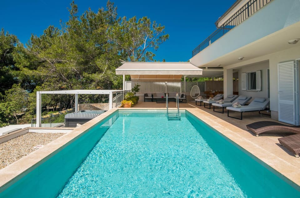 Property building, Patio, Hot Tub, Pool view, Swimming pool, sunbed