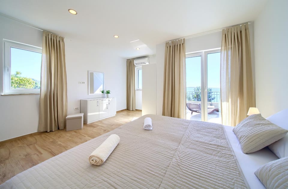 Bed, Bedroom, towels